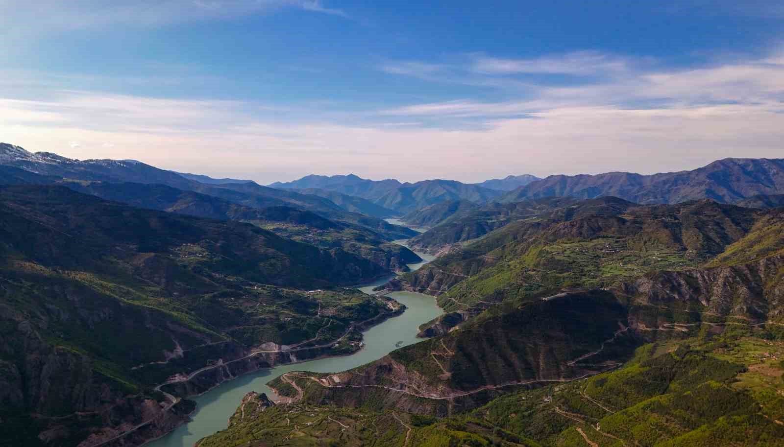 Artvin’in karlı dağlarından ilkbahar görüntüsü