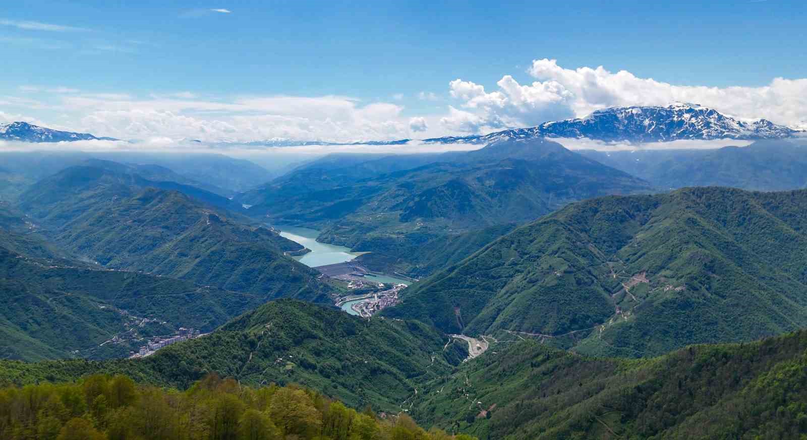 Artvin’in karlı dağlarından ilkbahar görüntüsü