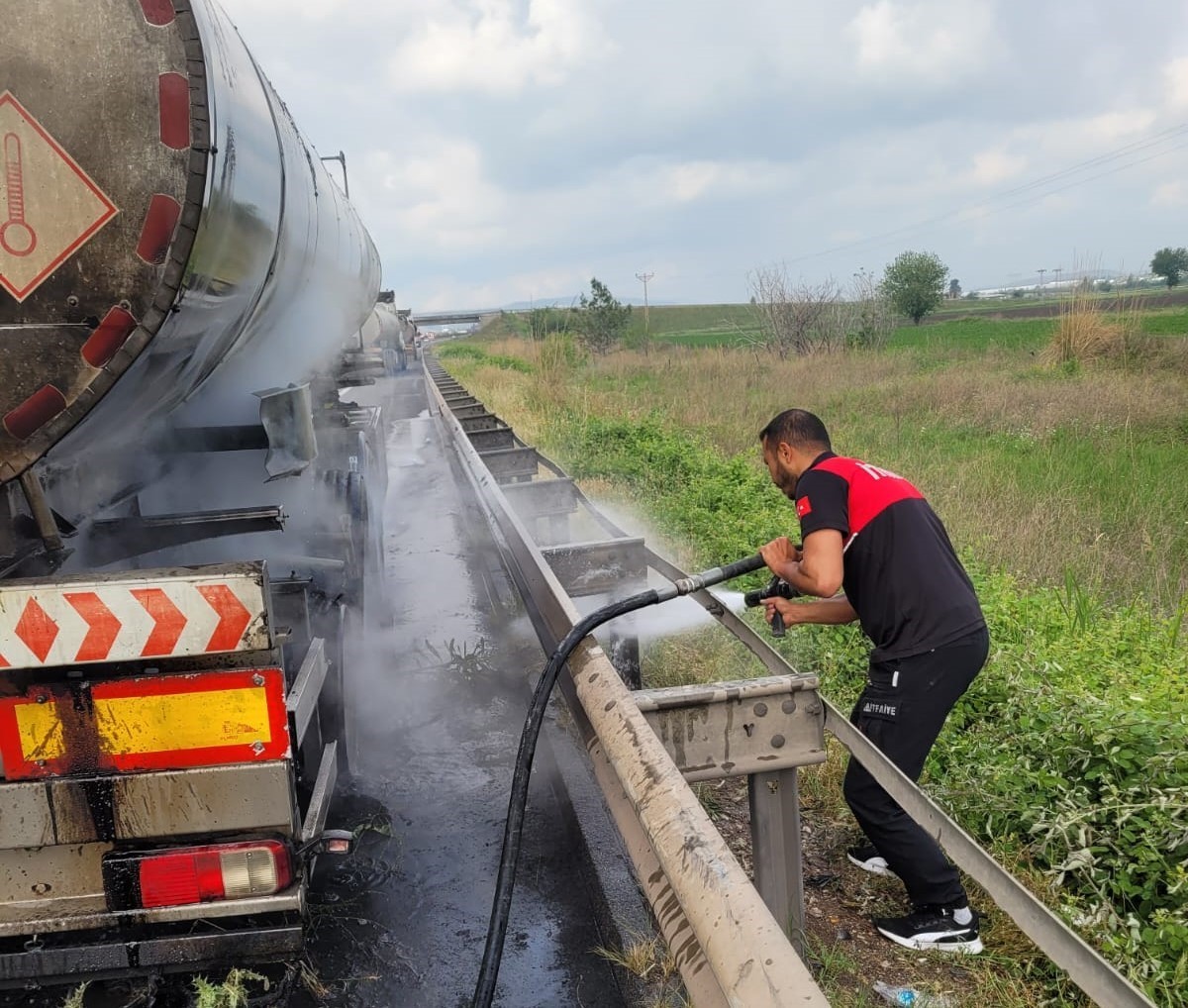 Osmaniye’de seyir halindeki tanker yandı 