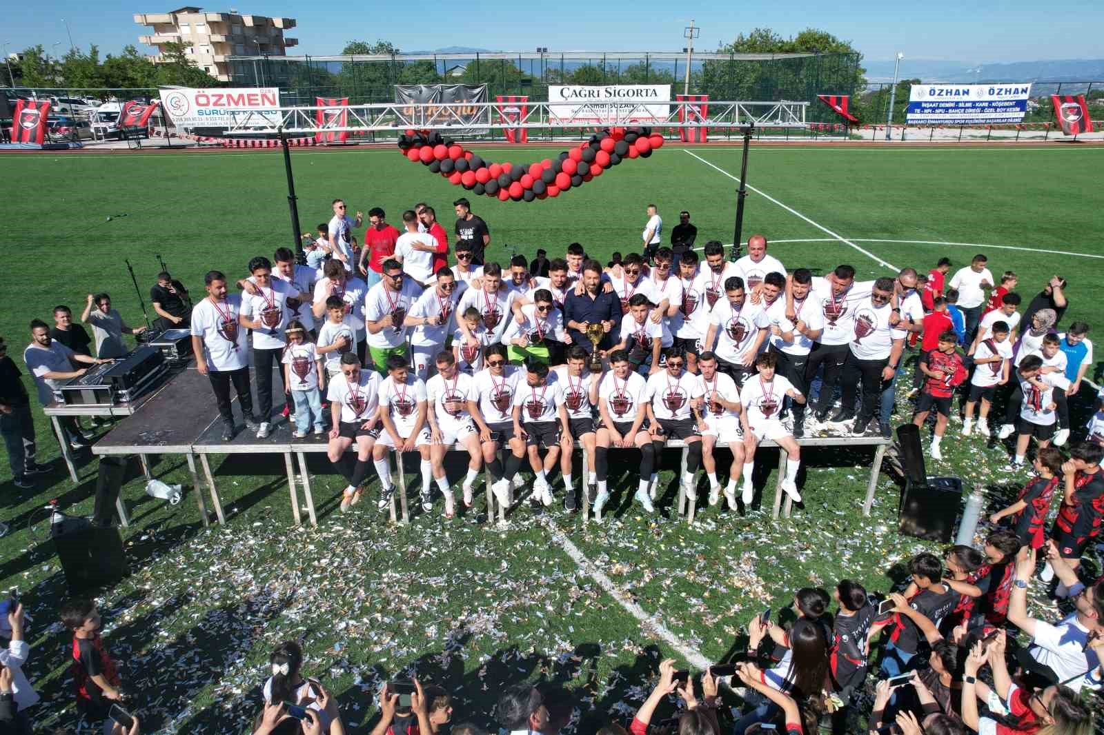 TFF 3. Lig’e yükselen Denizli İdmanyurdu şampiyonluk kupasını kaldırdı
