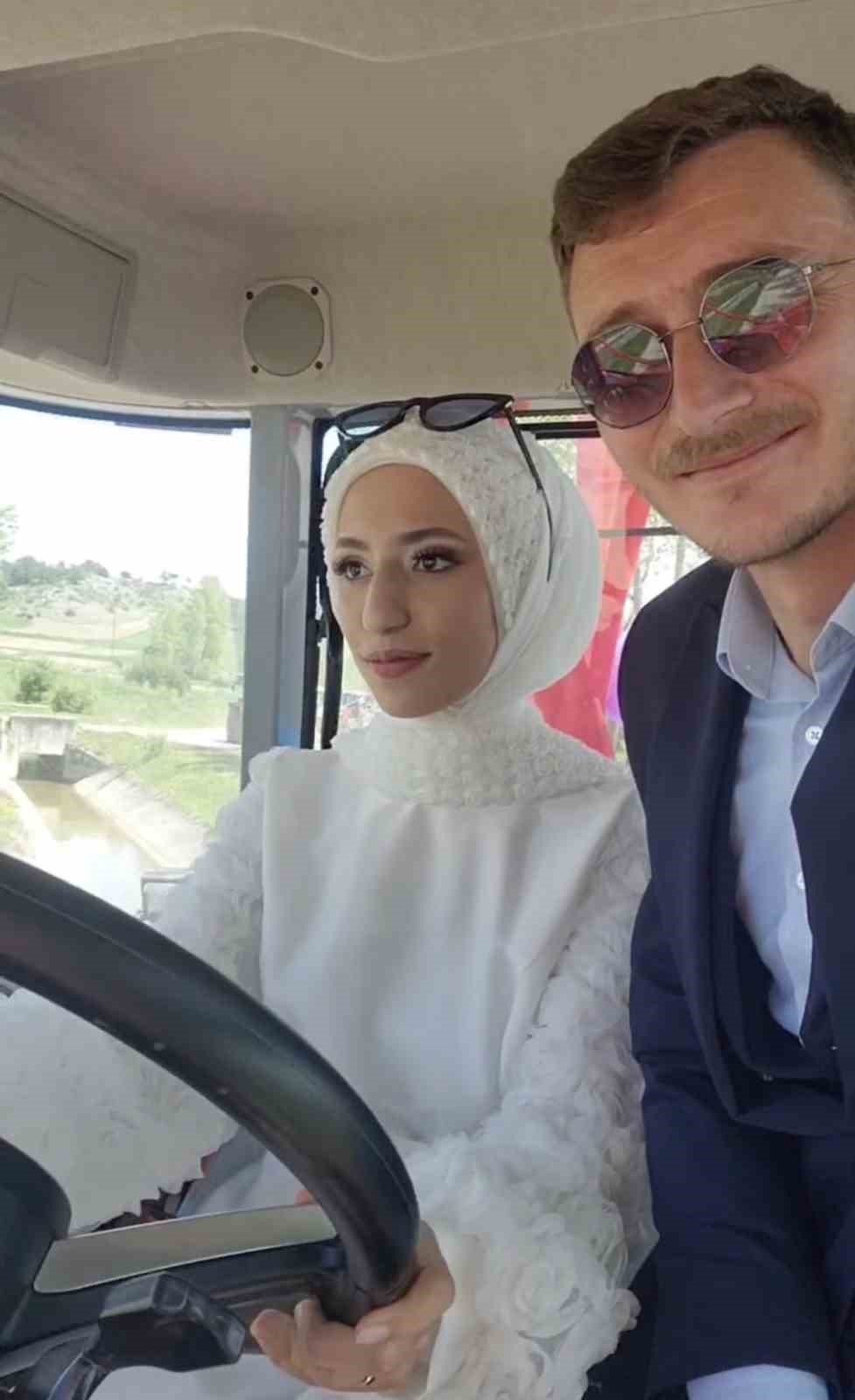 Gelin direksiyon başına ge&ccedil;ti trakt&ouml;r, &ccedil;ift&ccedil;i &ccedil;iftin gelin arabası oldu
