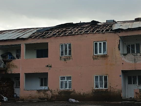 Derecik’te şiddetli fırtına büyük hasara yol açtı