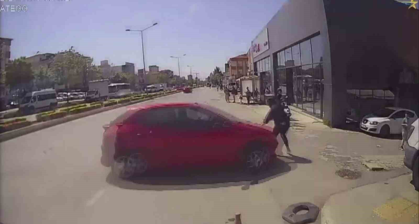 Ataşehir’de zincirleme kaza: Savrulan araç yayaya çarptı