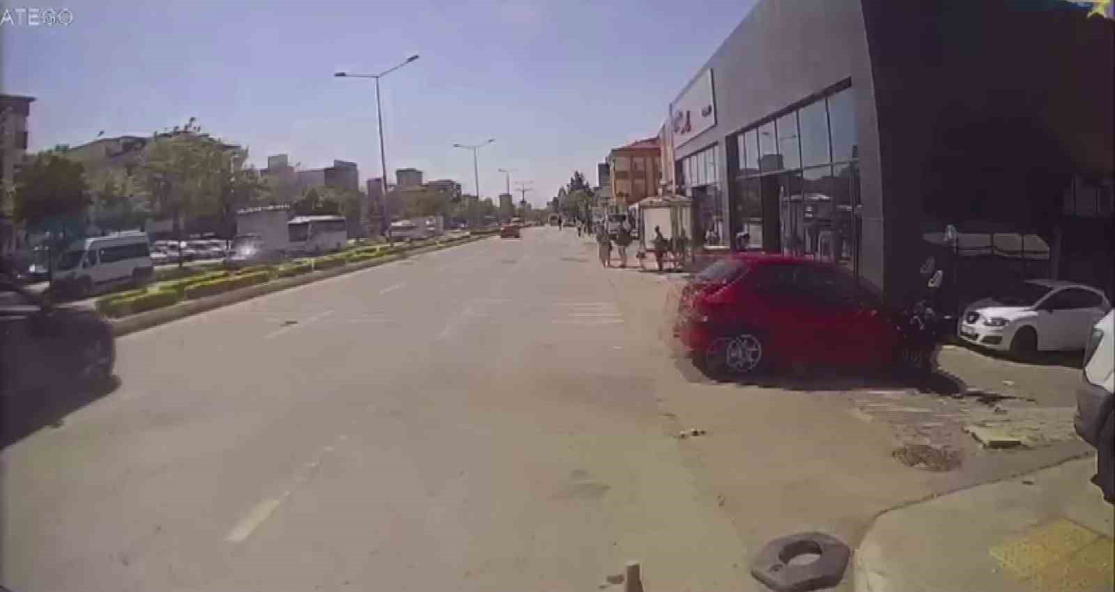 Ataşehir’de zincirleme kaza: Savrulan araç yayaya çarptı
