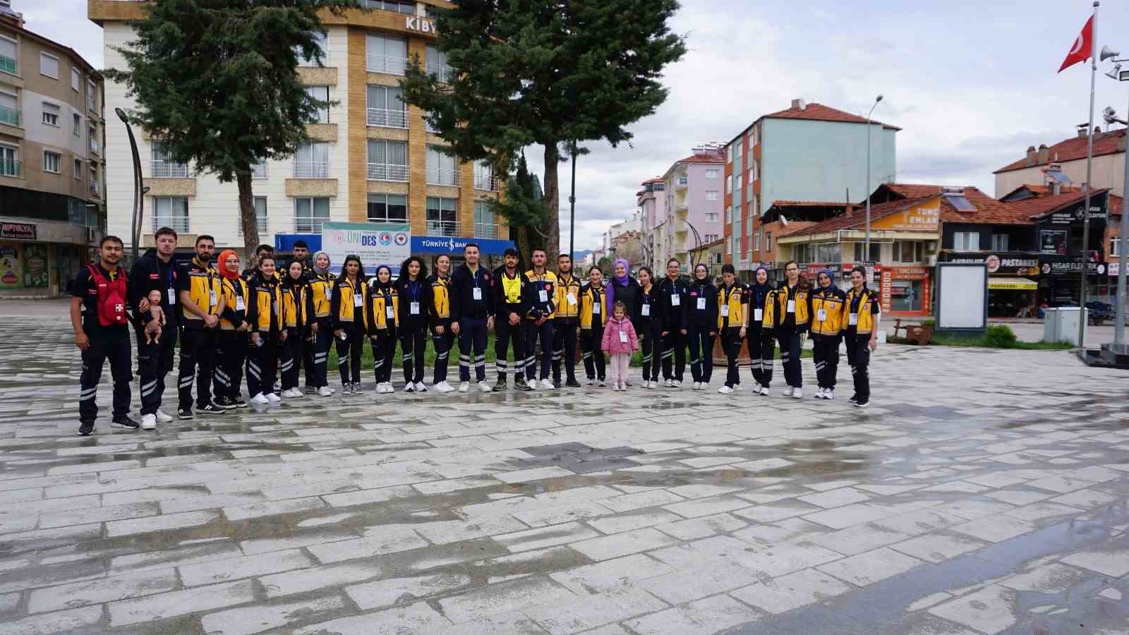 Gen&ccedil;ler hayat kurtarmayı &ouml;ğretti, vatandaşlar uygulamalı ilk yardım dersi aldı
