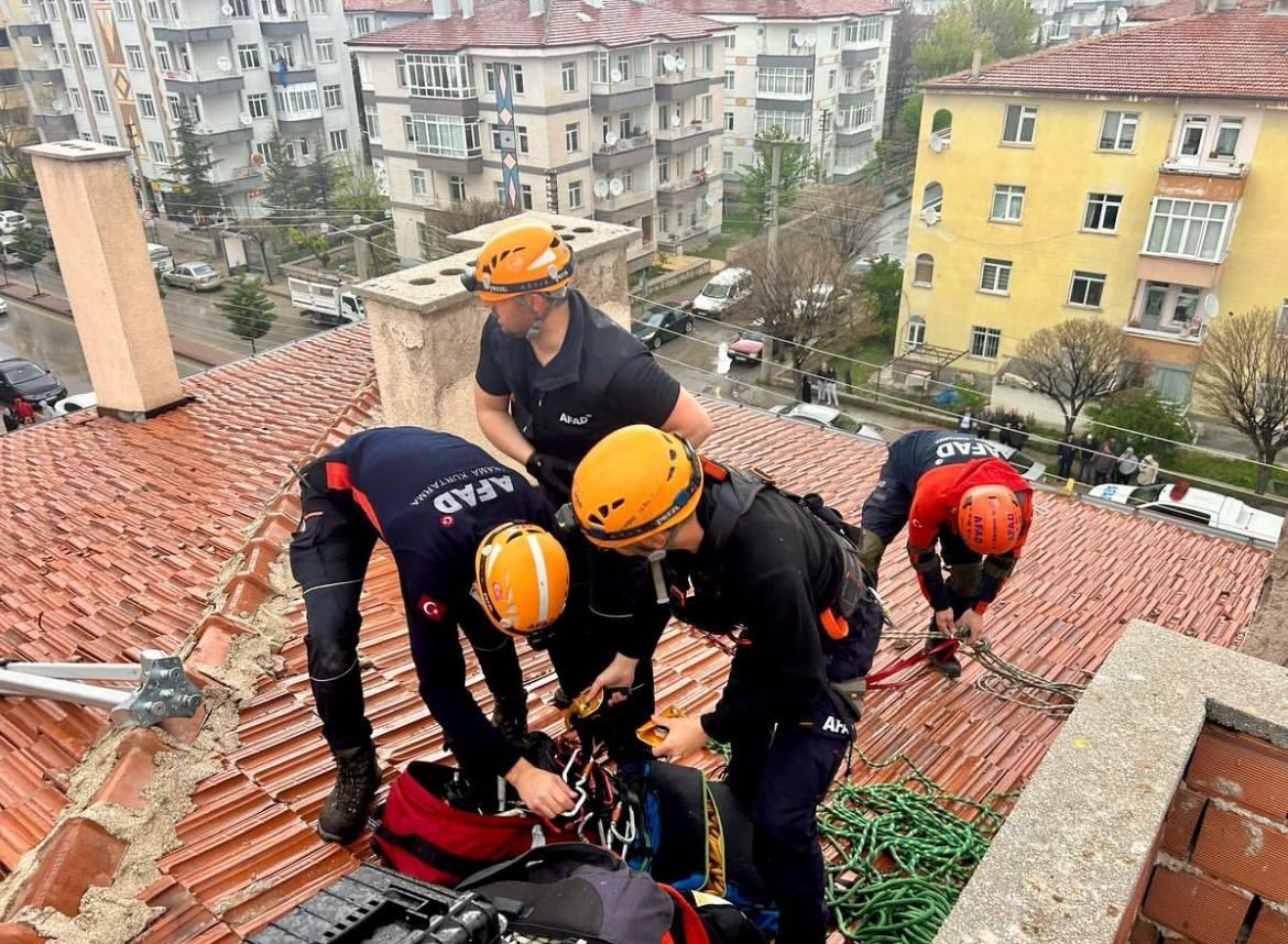 Apartman boşluğuna düşen iki çocuk AFAD ekipleri tarafından kurtarıldı