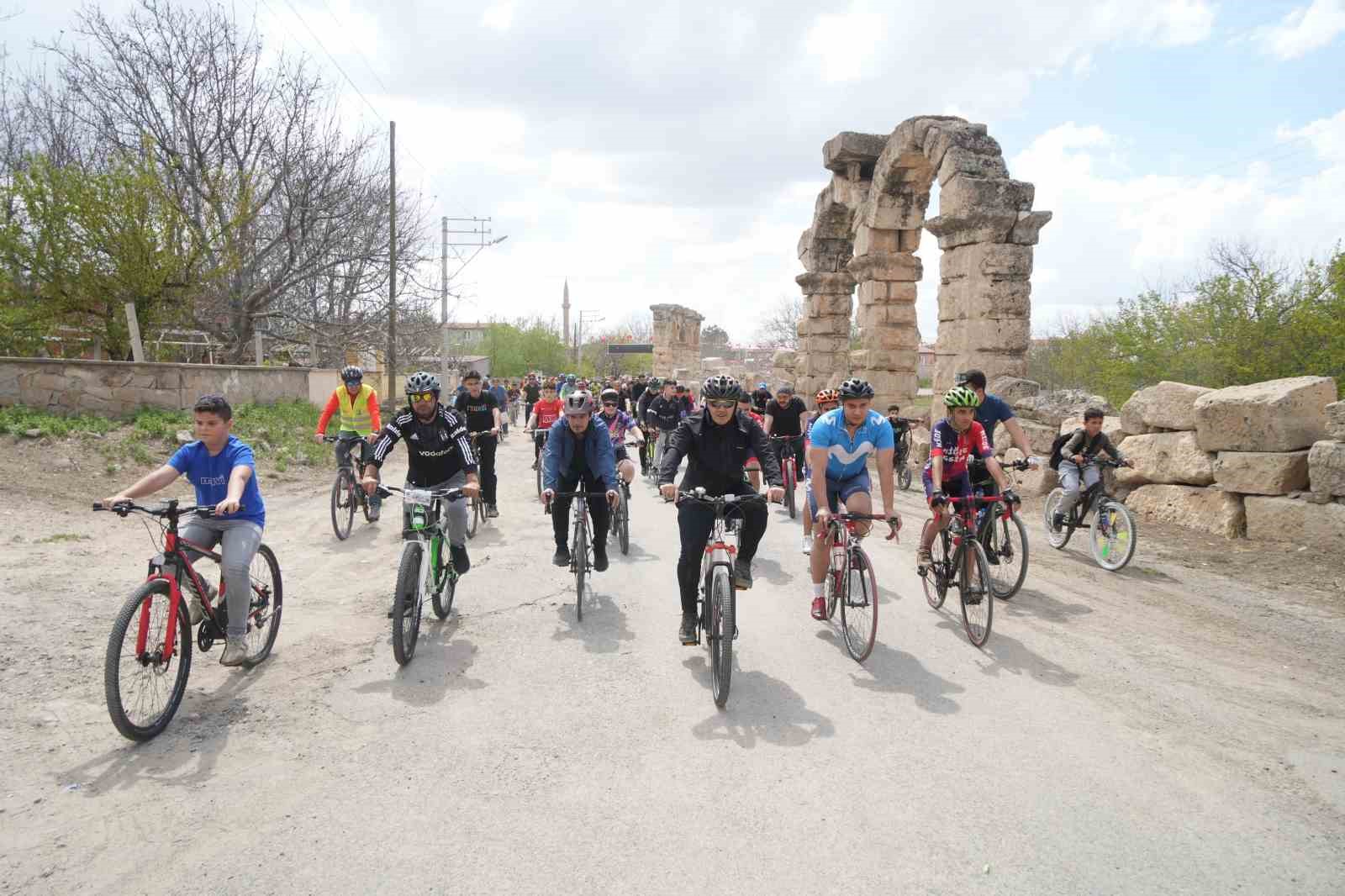 Niğde’nin tarihi rotasında yüzlerce sporcu pedal çevirdi 