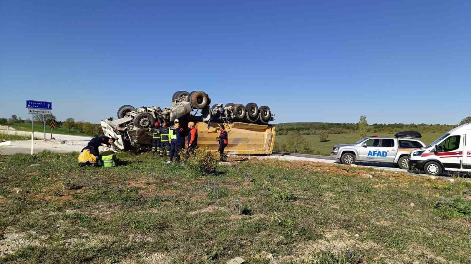 Kontrolden çıkan tır devrildi, sürücüsü yaralandı