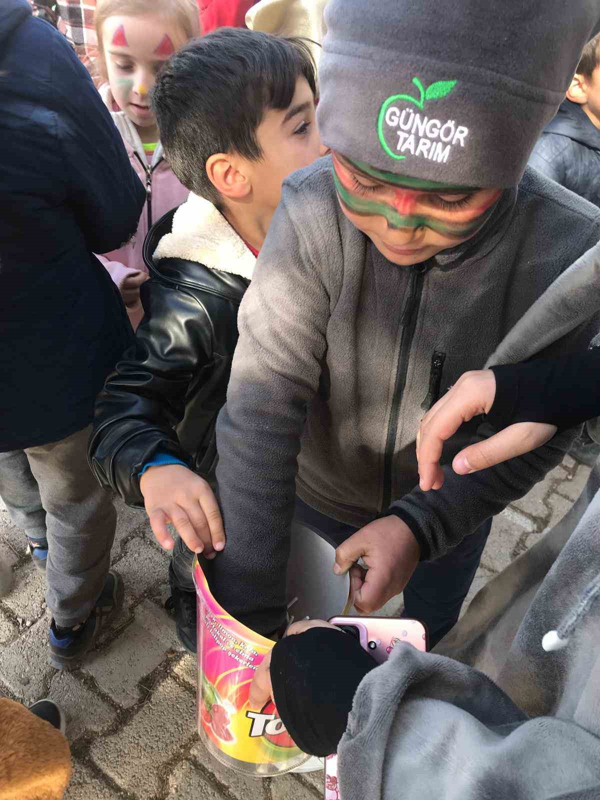 Eğirdirli &ouml;ğrencilerden k&ouml;y &ccedil;ocuklarına renkli etkinlikler
