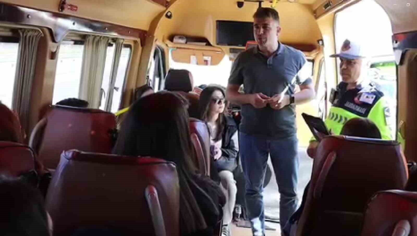 Manisa’da sivil jandarma yolcu gibi otobüse binerek denetleme yaptı