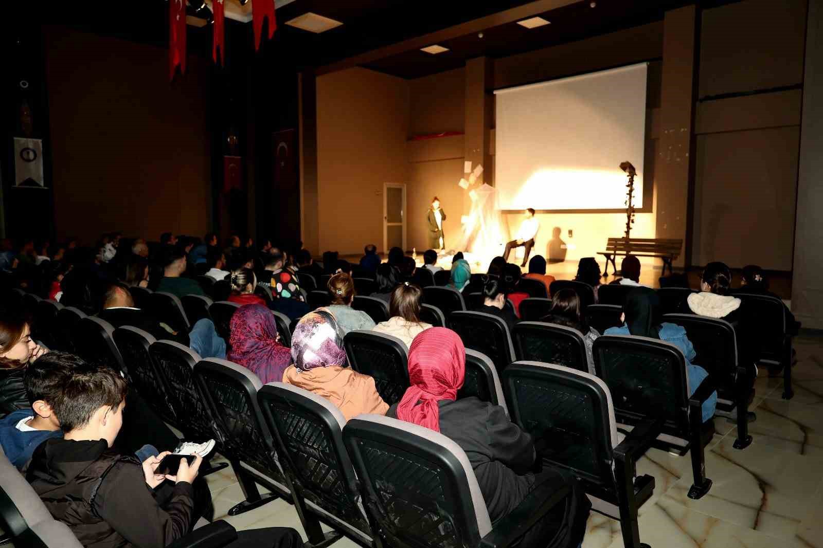 &Ouml;d&uuml;ll&uuml; tiyatro oyunu Tavas&rsquo;ta seyirciyle buluştu
