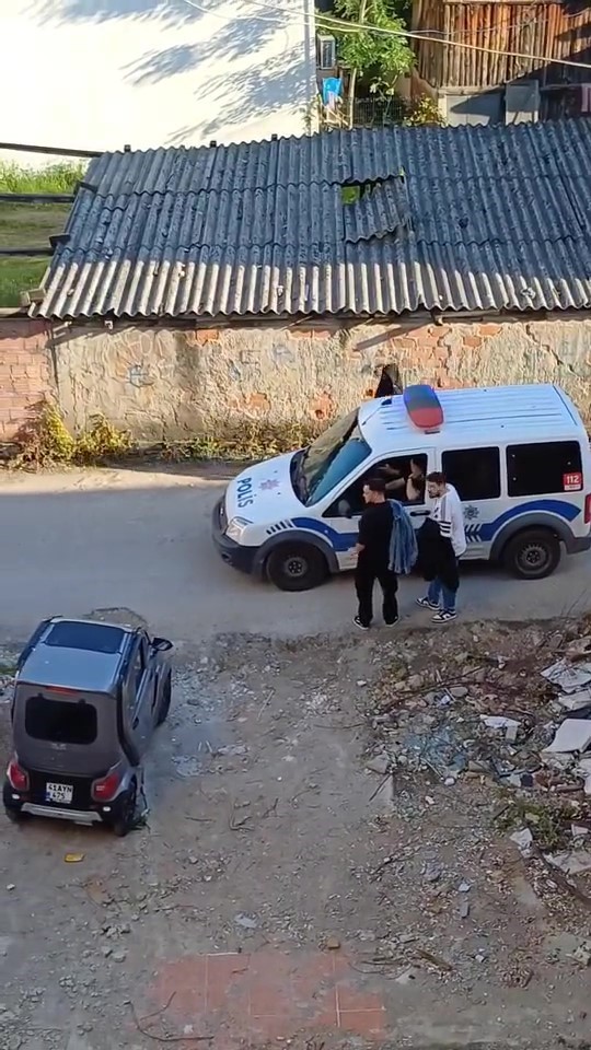 Çocuklar babalarının elektrikli aracını kaçırdı, şarj bitince yolda kaldılar
