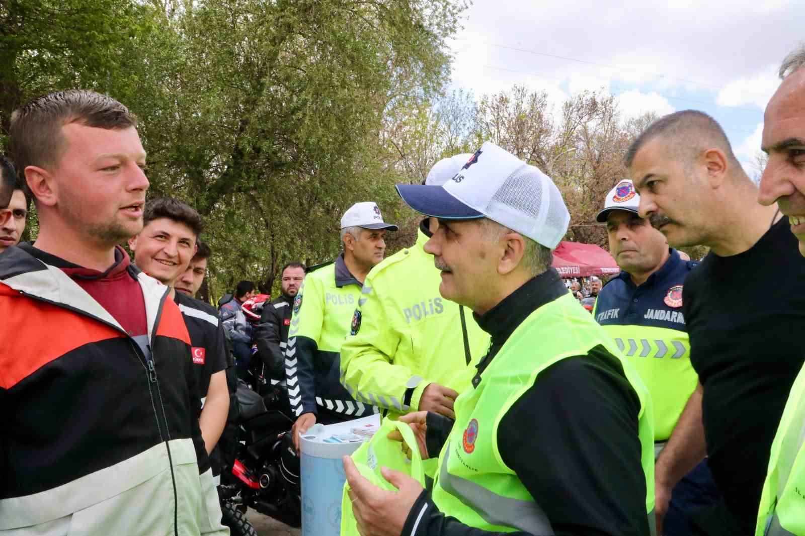 Trafik güvenliği için motosiklet sürücülerine sarı yelekler hediye edildi 