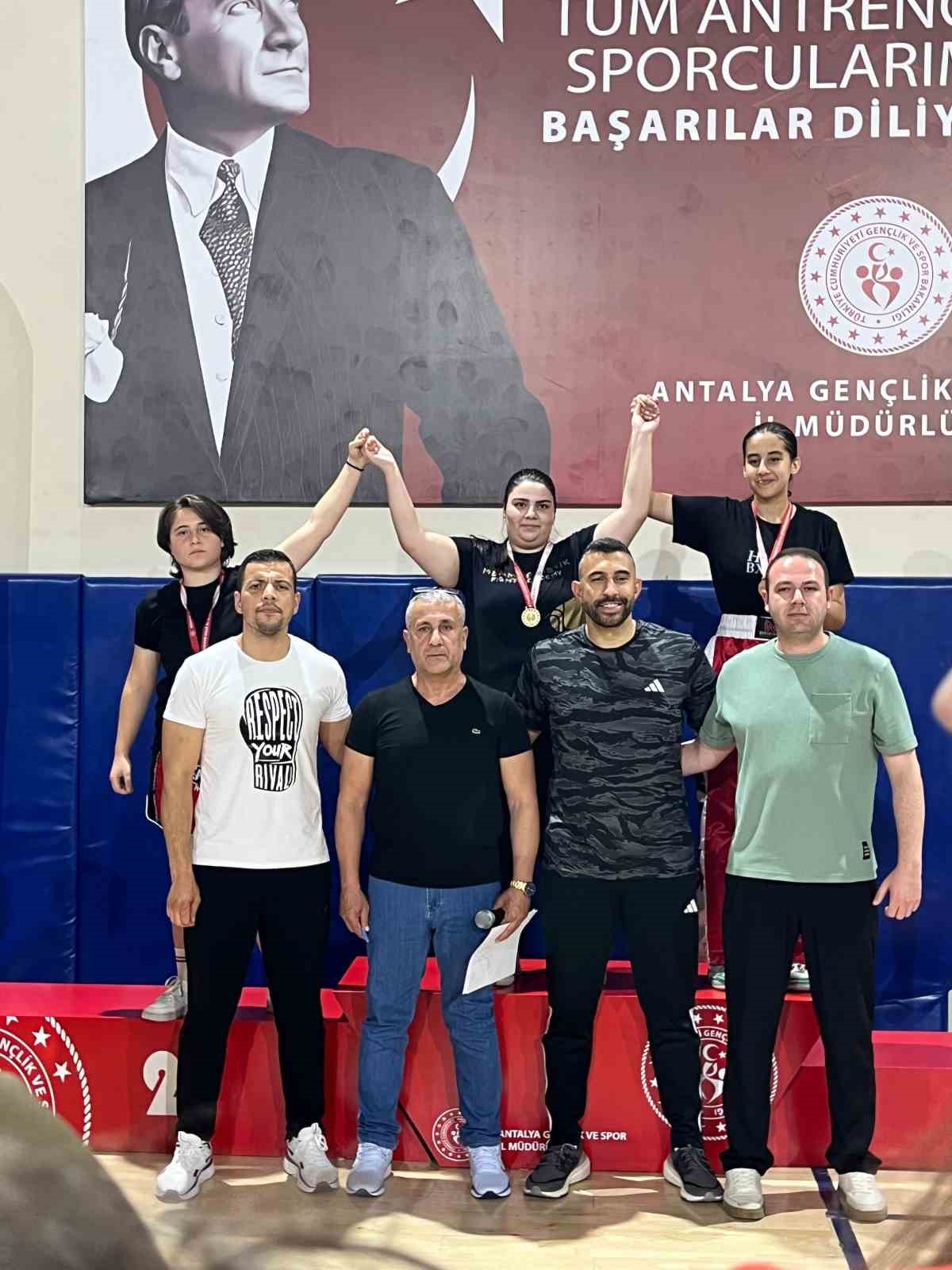 Kemerli sporculardan kick boks turnuvasında madalya yağmuru
