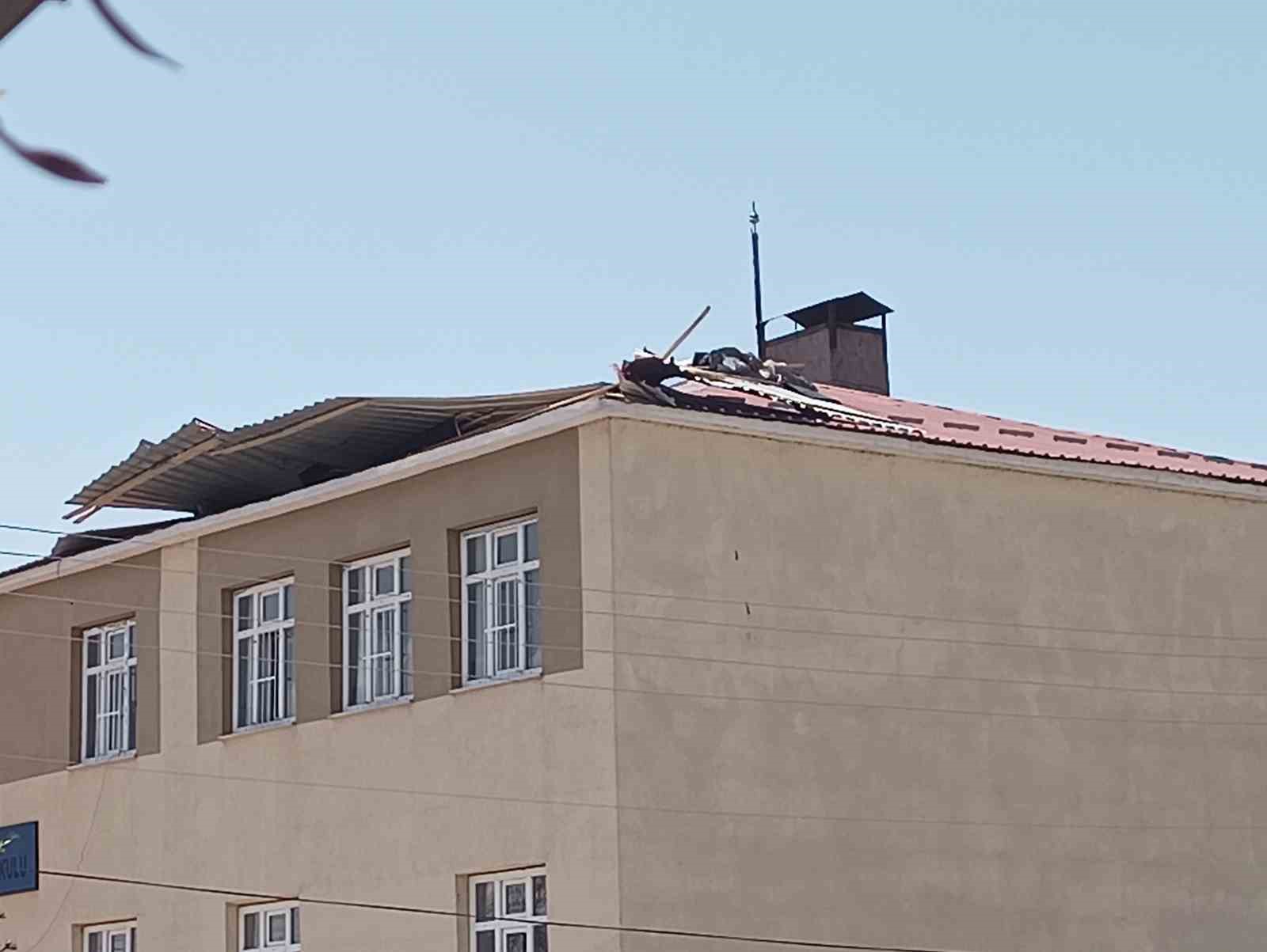 Van&rsquo;da fırtına okulun &ccedil;atısını u&ccedil;urdu
