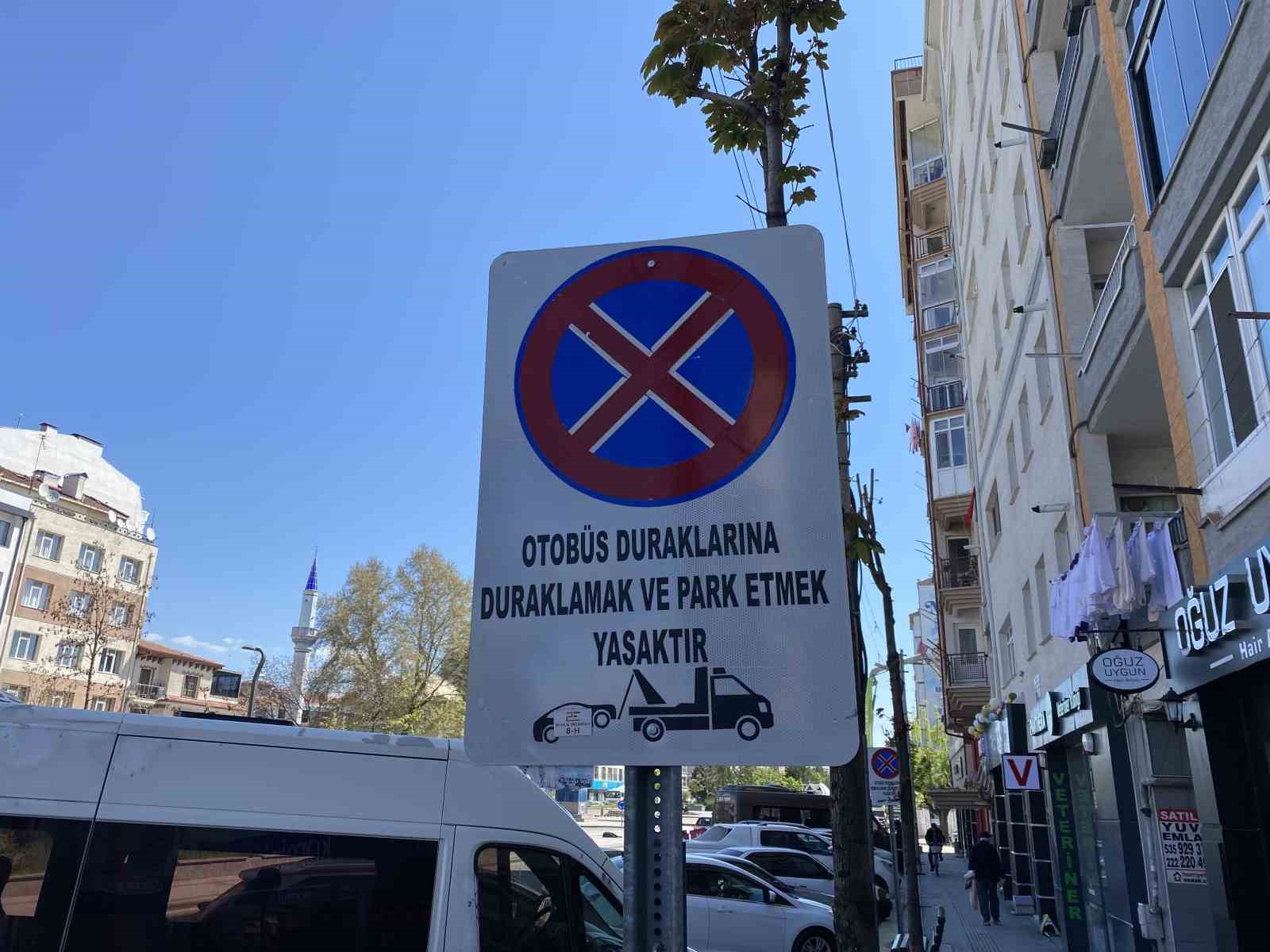 Otob&uuml;s duraklarını otoparka &ccedil;evirdiler

