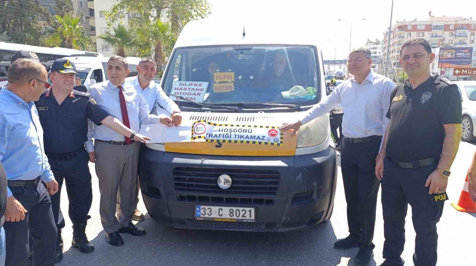 Yoğurt ve çilek ikramlı trafik uygulaması