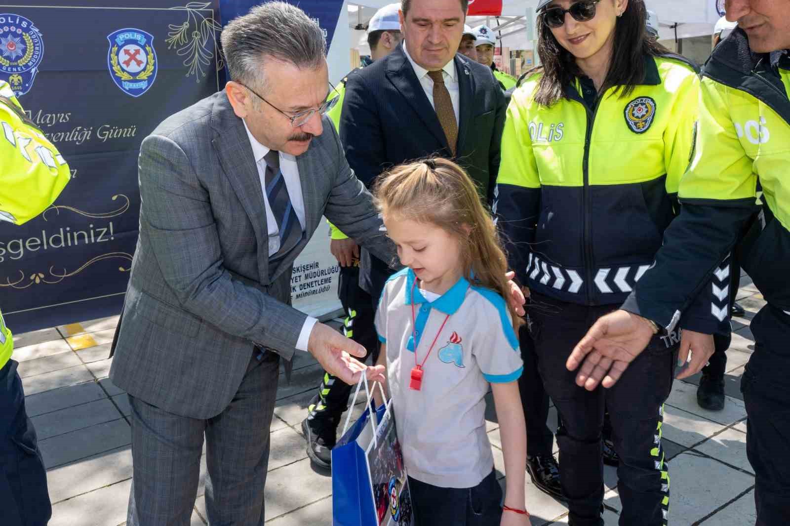 Vali Aksoy, polis ekiplerince kurulan stantları ziyaret etti
