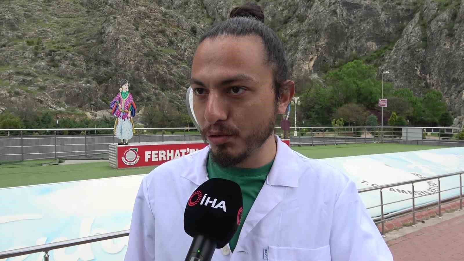 Amasya’da kediler susuzluktan cami çeşmelerinin önünde bekliyor