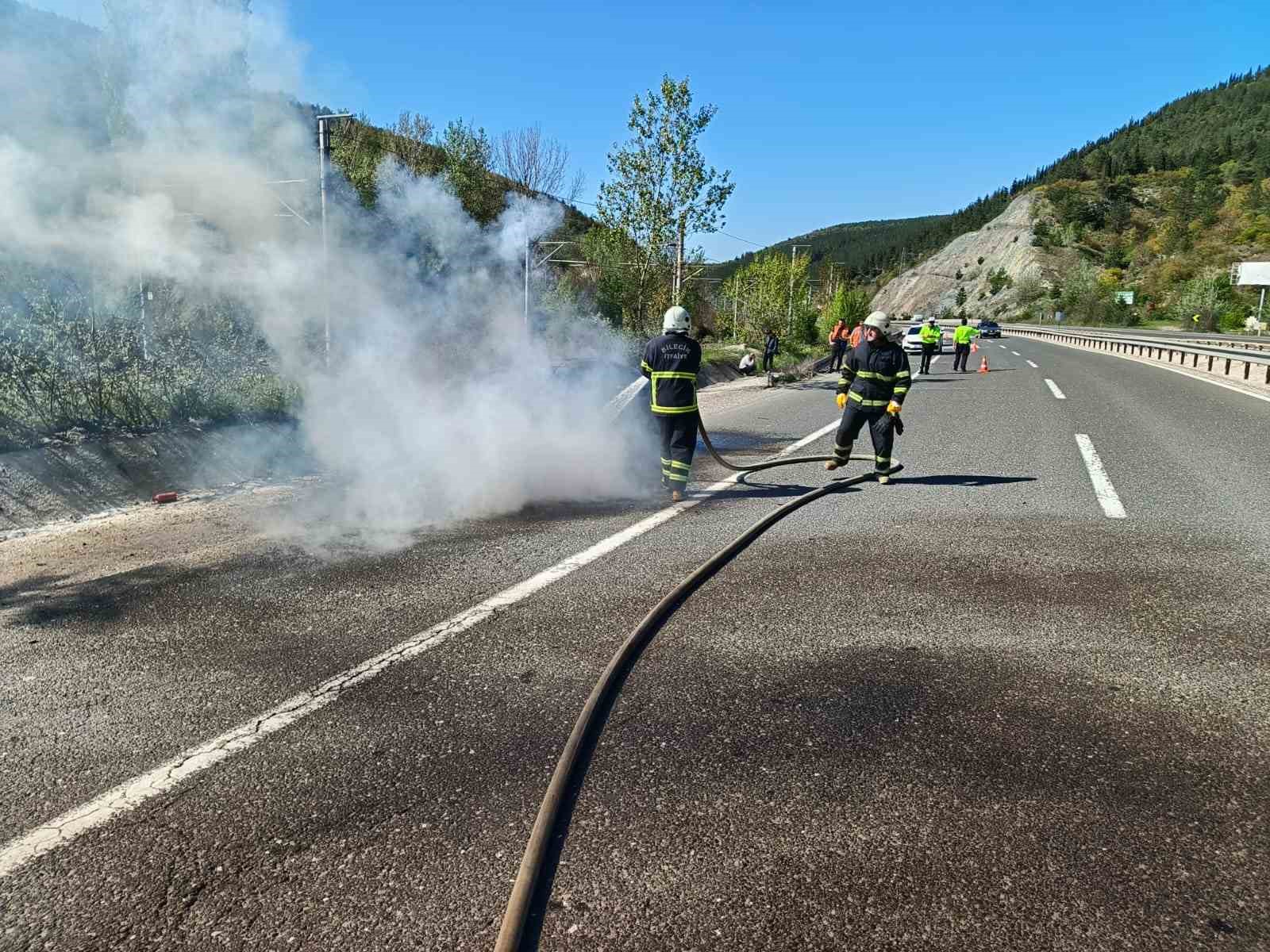 Seyir halinde bir anda alev alan ara&ccedil; k&uuml;l oldu
