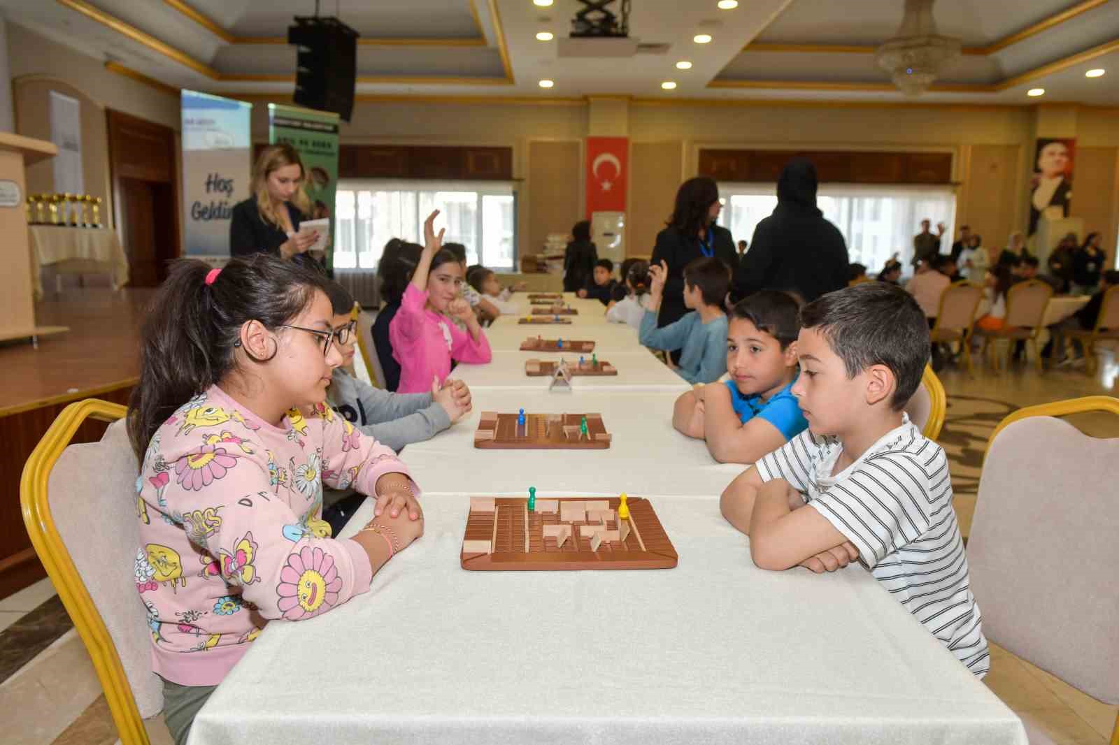 Esenyurt&rsquo;ta minikler akıl ve zeka oyunlarıyla yarıştı
