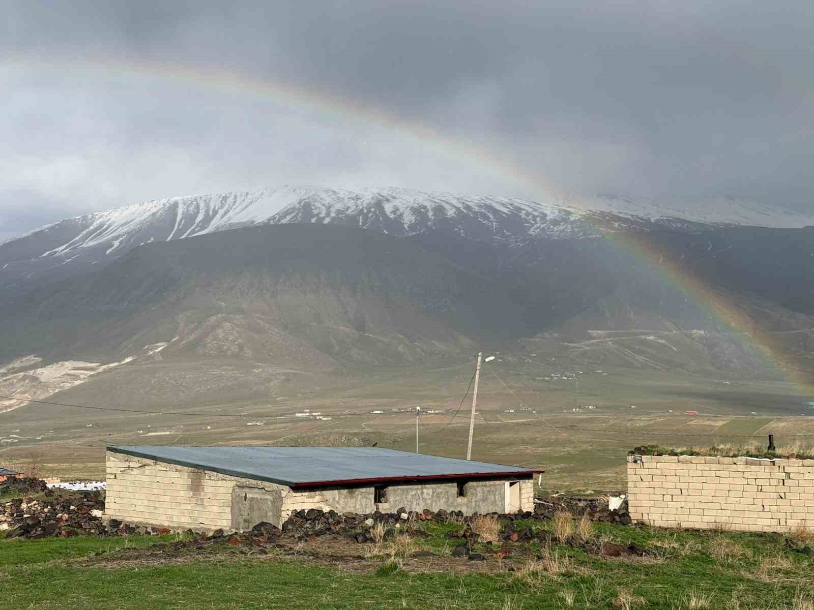 Ağrı Dağı eteklerinde gökkuşağı güzelliği