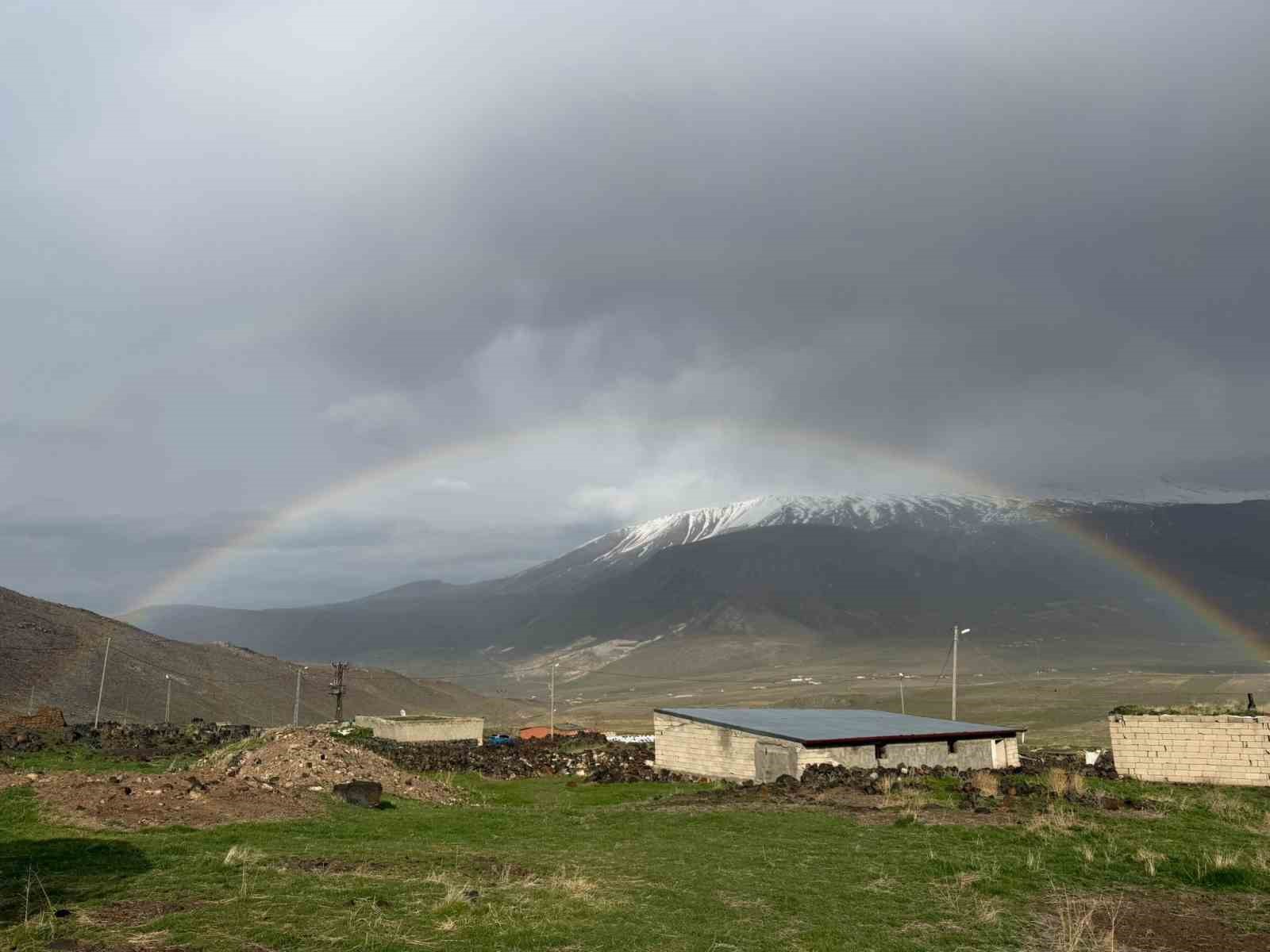 Ağrı Dağı eteklerinde g&ouml;kkuşağı g&uuml;zelliği
