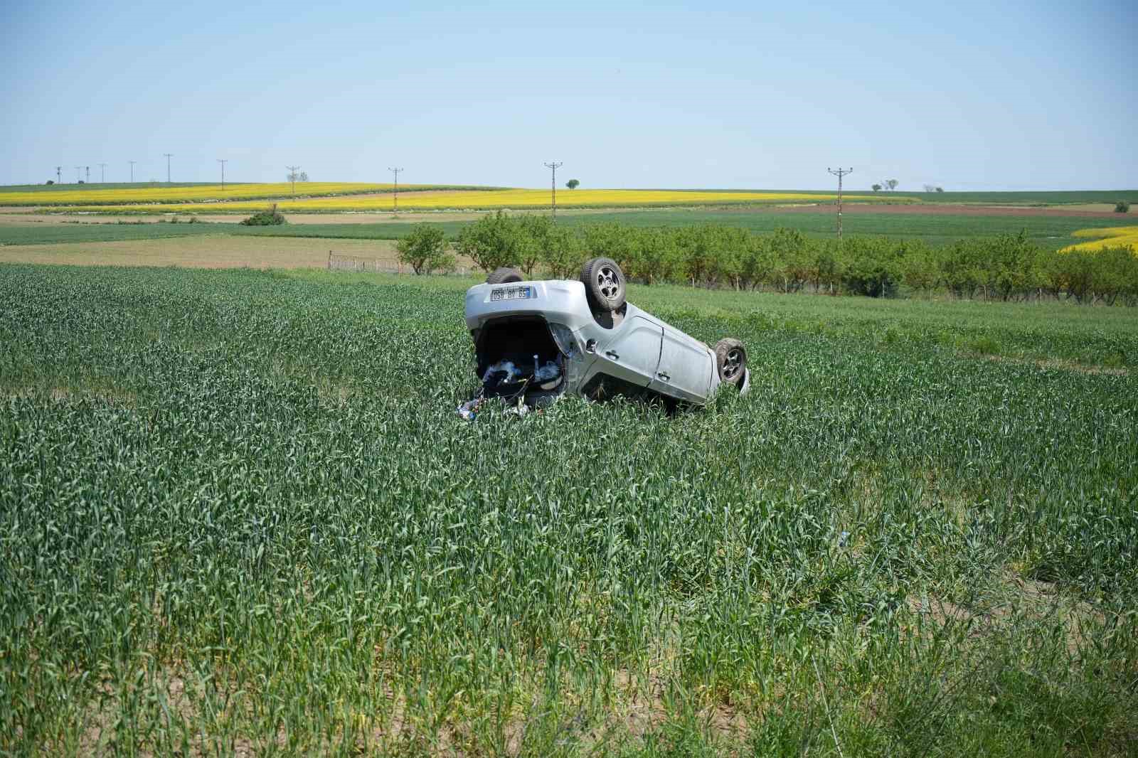 Edirne’de devrilen otomobildeki sürücü ve eşi yaralandı