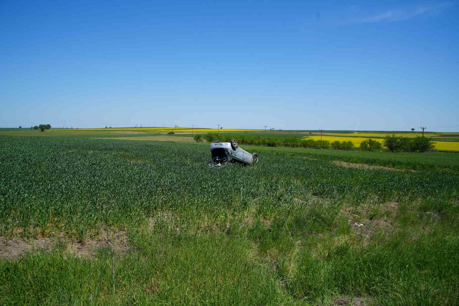 Edirne’de devrilen otomobildeki sürücü ve eşi yaralandı