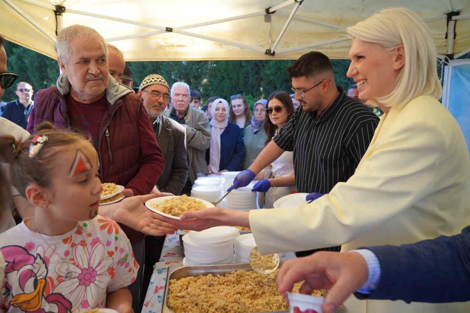 &Ccedil;ocuklar &ccedil;uvalla koşma, yumurta taşıma ve halat &ccedil;ekme yarışmalarında kıyasıya yarıştı
