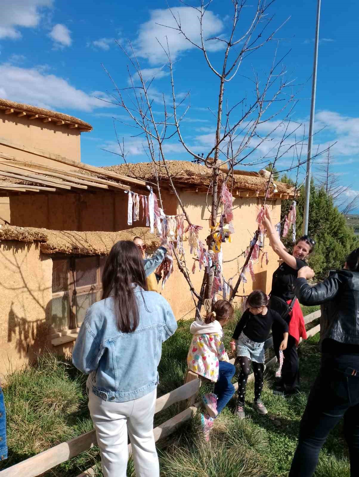 Sanat&ccedil;ıların k&ouml;y&uuml;nde Hıdırellez coşkusu
