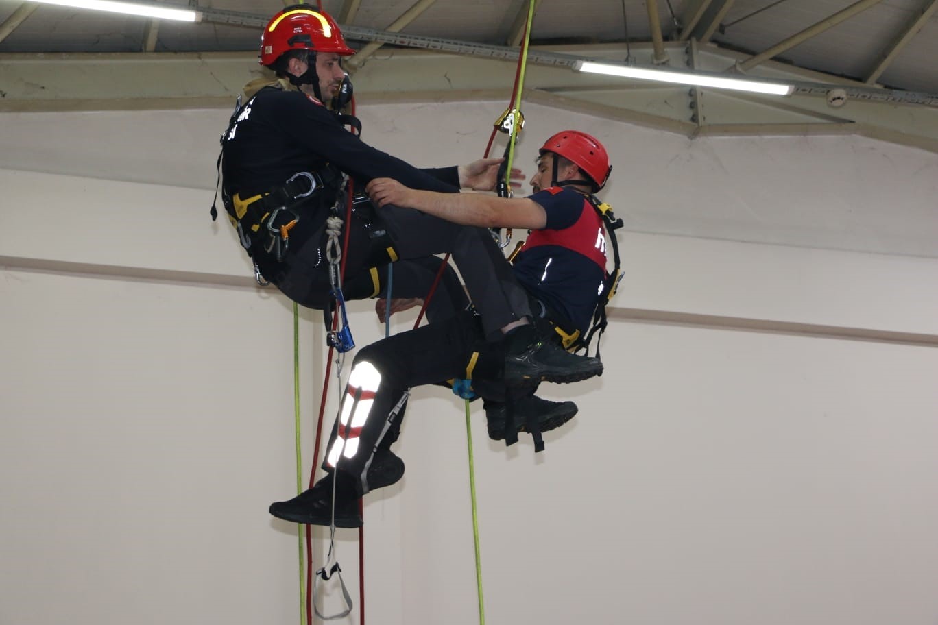 Sakarya B&uuml;y&uuml;kşehir itfaiyesi eğitimlerle farklı şehirlerin adresi oluyor
