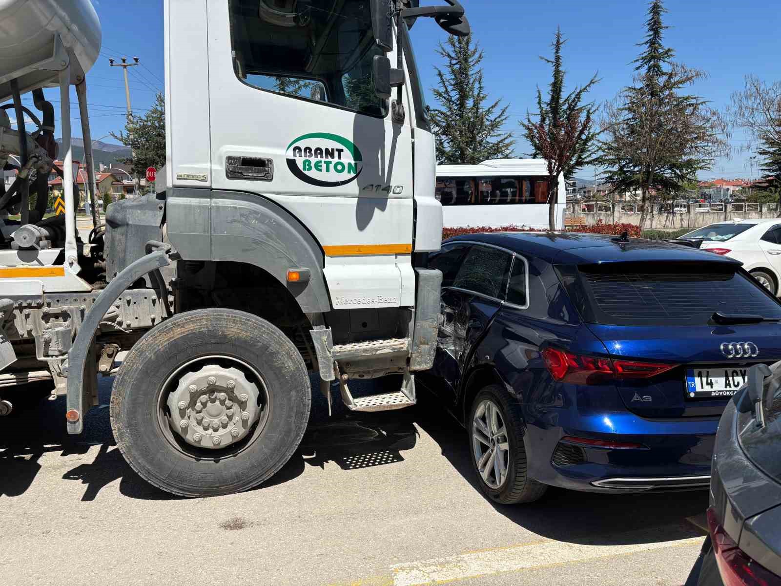 Bolu’da beton mikseri ile otomobil çarpıştı: 1 yaralı