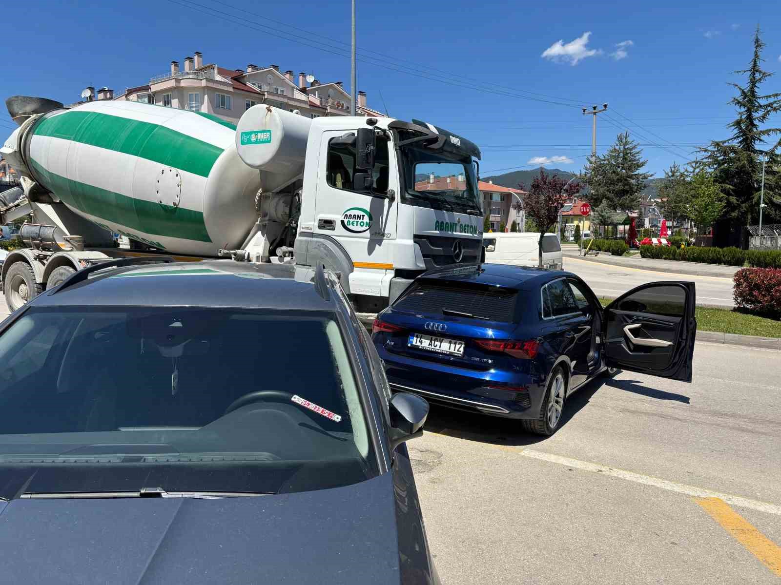 Bolu&rsquo;da beton mikseri ile otomobil &ccedil;arpıştı: 1 yaralı
