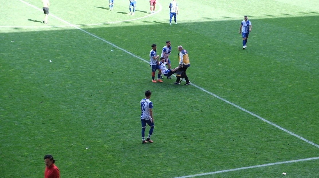 Sedye olmayınca sakatlanan futbolcu karga tulumba saha kenarına taşındı
