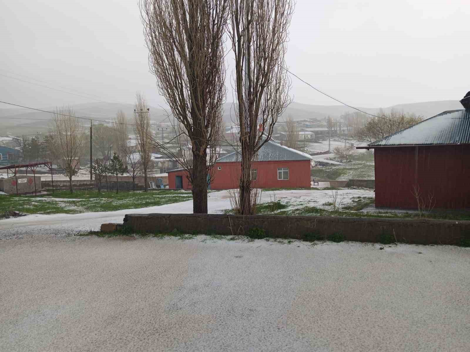 Dolu yağışı Kars&rsquo;ı beyaza b&uuml;r&uuml;d&uuml;
