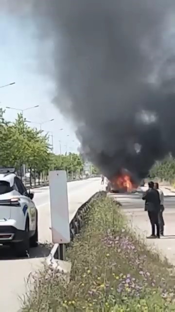 Bursa’da seyir halindeki otomobil alev alev yandı