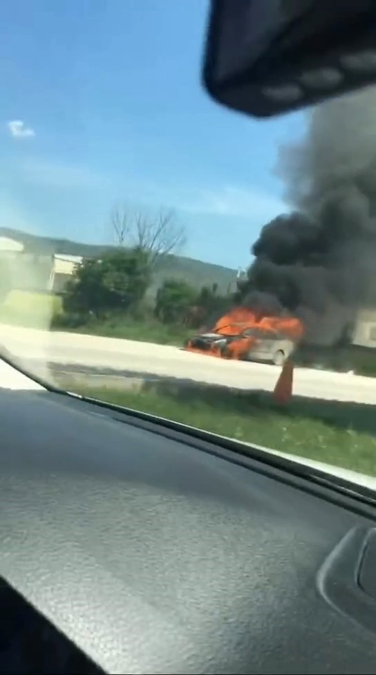 Bursa’da seyir halindeki otomobil alev alev yandı