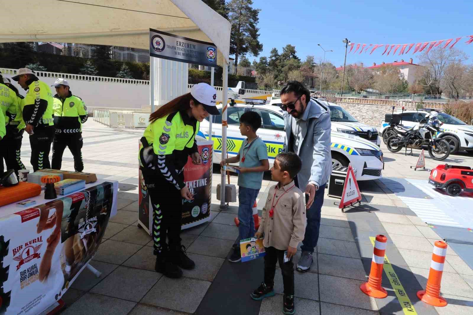Polisten vatandaşa uygulamalı bilgilendirme

