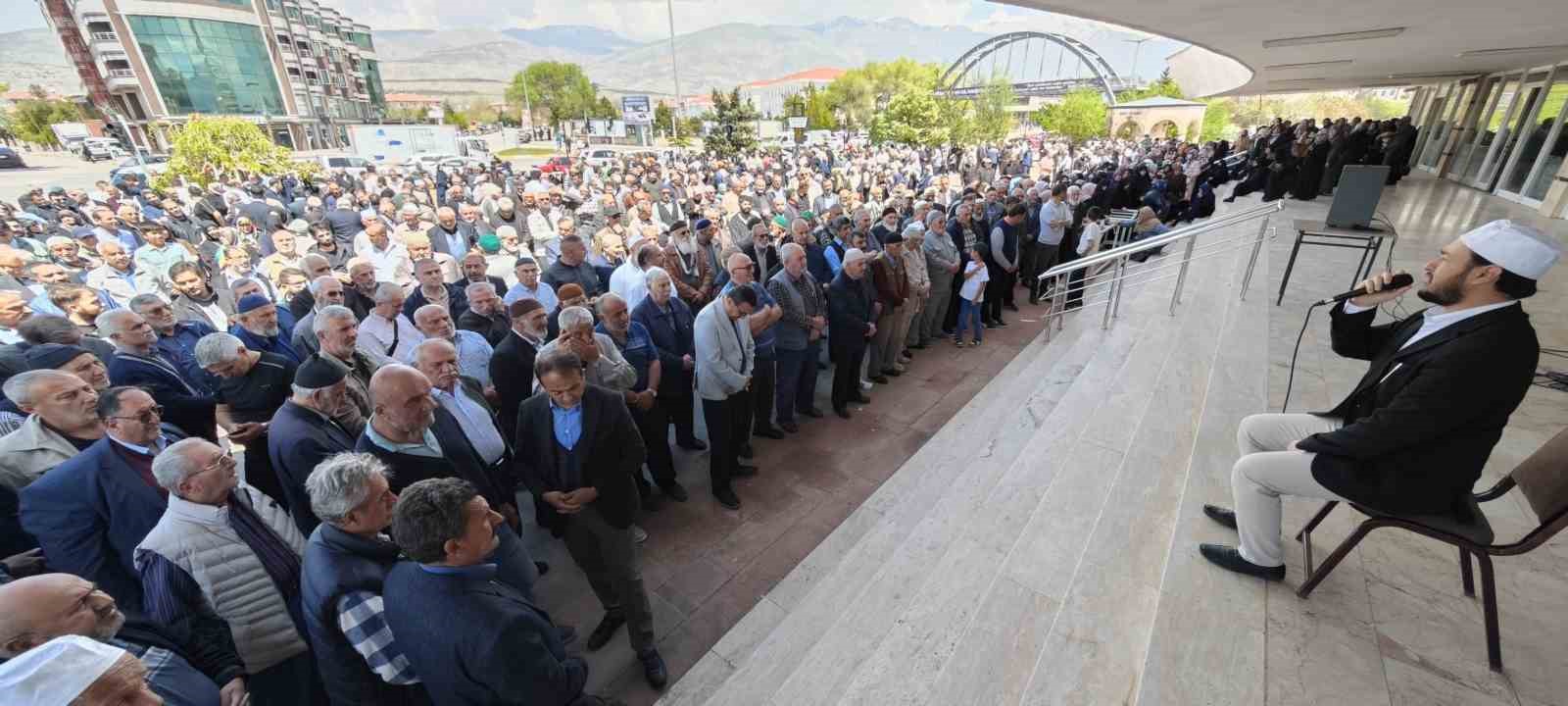 Erzincan’dan hacı adayları Medine’ye uğurlandı