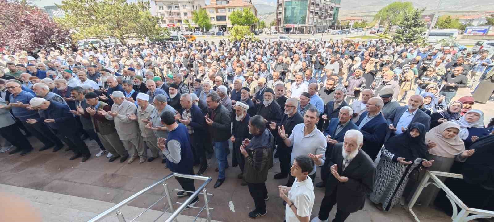 Erzincan&rsquo;dan hacı adayları Medine&rsquo;ye uğurlandı
