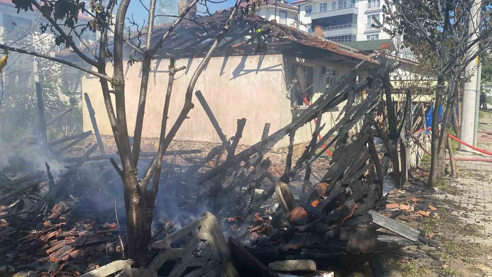 Odunlukta &ccedil;ıkan yangın eve sı&ccedil;radı: Tek katlı ev k&uuml;le d&ouml;nd&uuml;
