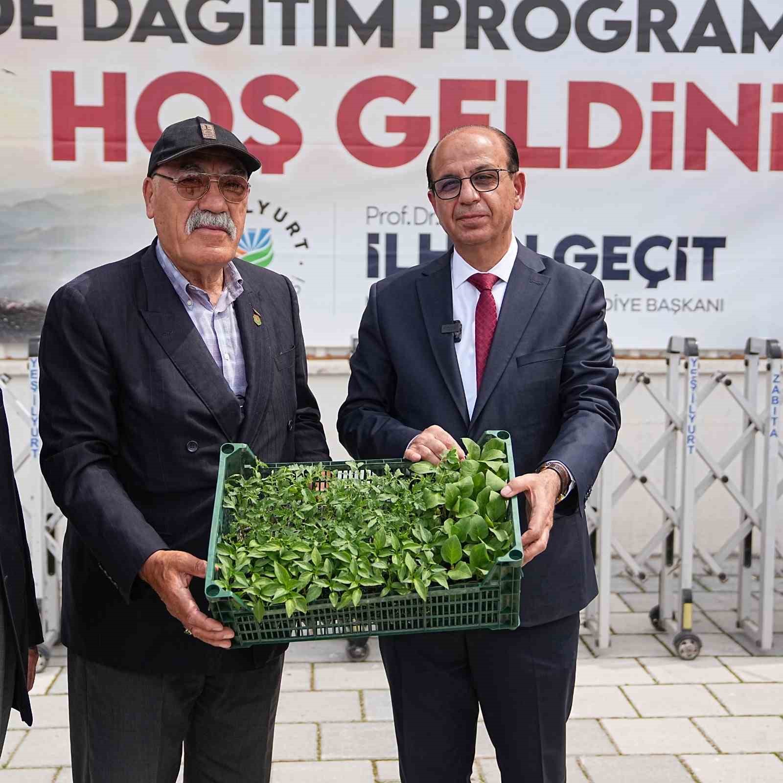 Yeşilyurt Belediyesi&rsquo;nden &ccedil;ift&ccedil;ilere b&uuml;y&uuml;k destek: 250 bin sebze fidesi dağıtıldı
