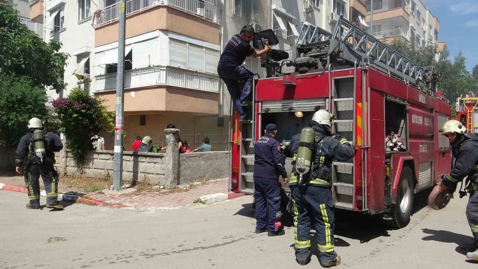 Dairede &ccedil;ıkan yangın apartmanı dumana boğdu
