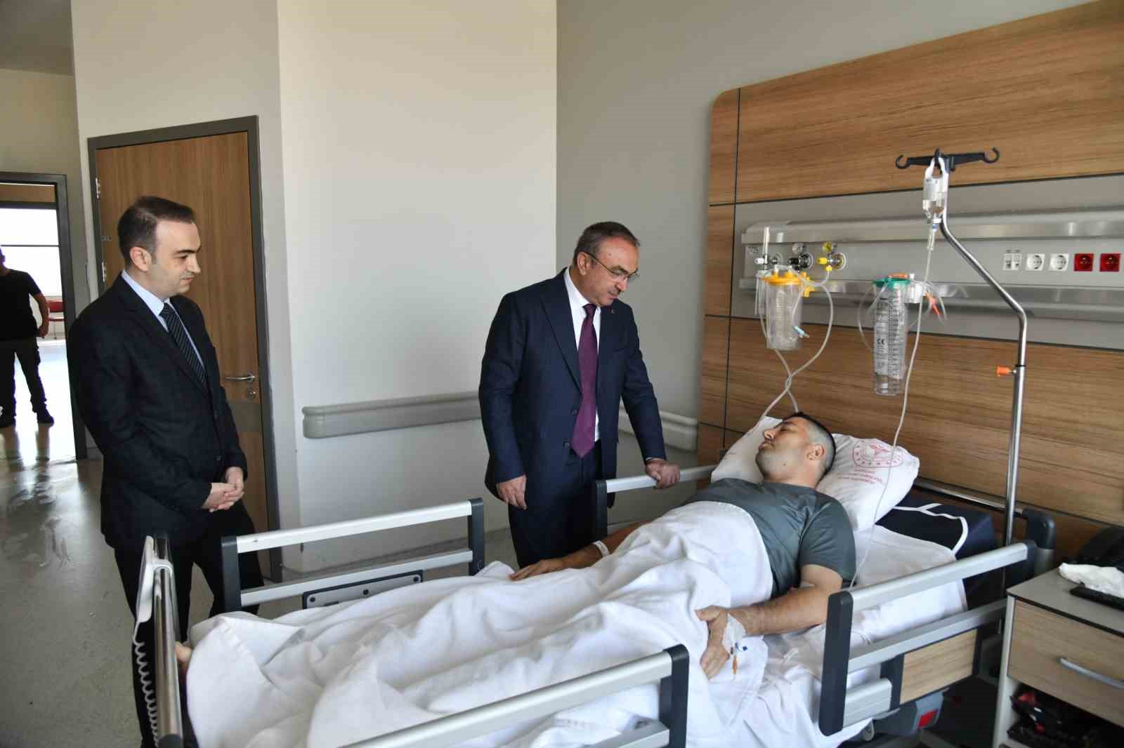 Vali yaralı polisi ziyaret etti: Alkoll&uuml; s&uuml;r&uuml;c&uuml; &ccedil;arpıp ka&ccedil;mıştı
