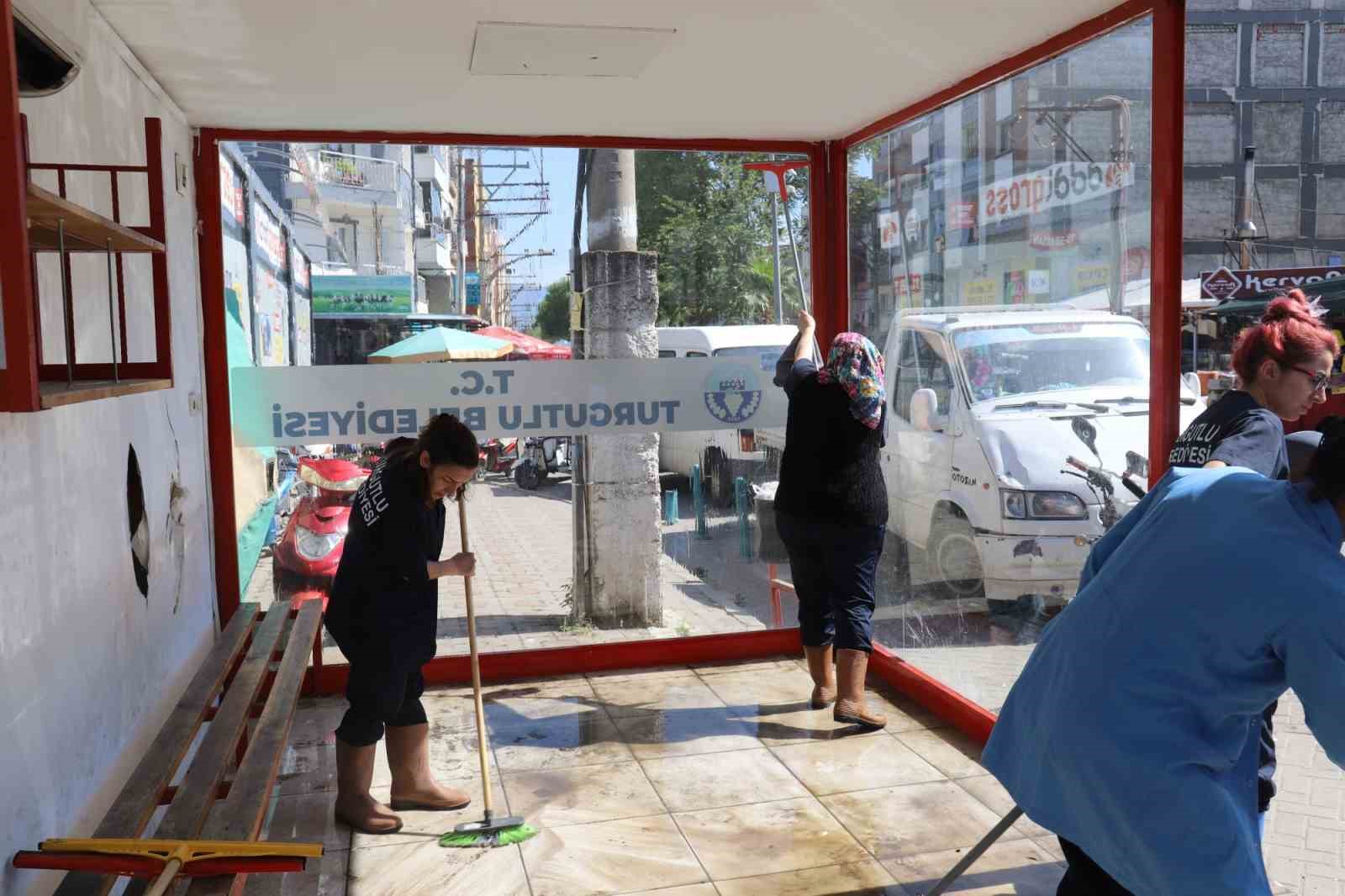 Turgutlu Belediyesi Temizlik İşleri M&uuml;d&uuml;rl&uuml;ğ&uuml;nden bahar T-temizliği
