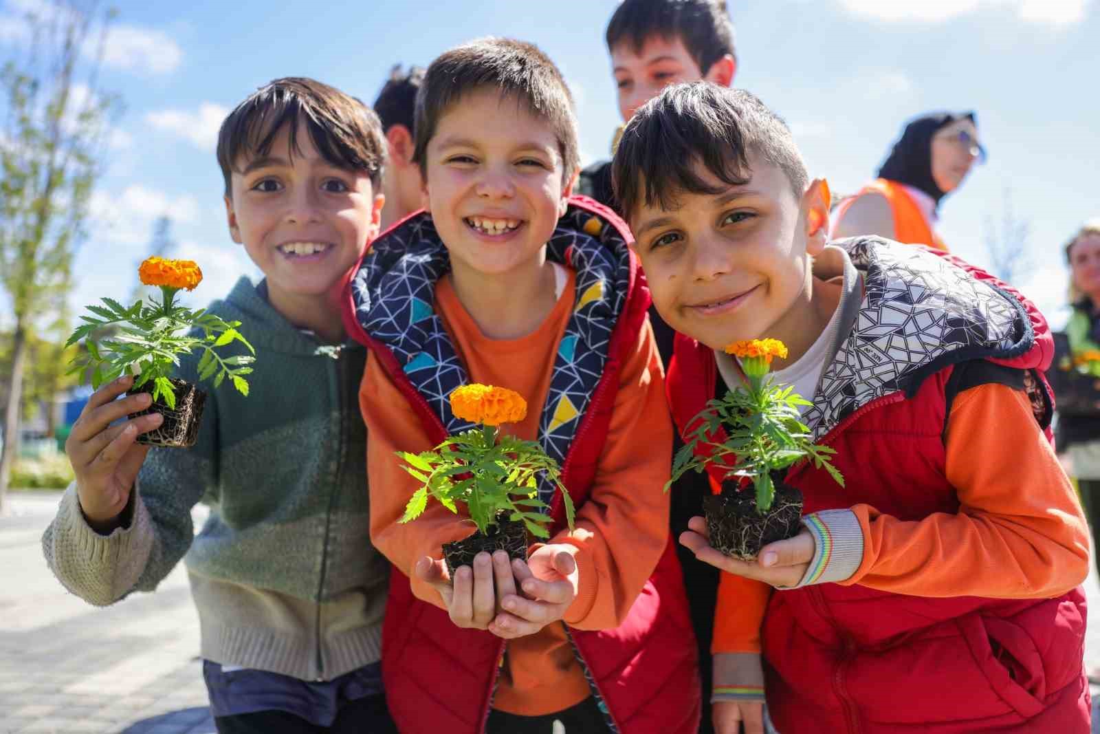 Ümraniye’de minikler toprakla buluştu, geleceğe umut ekti
