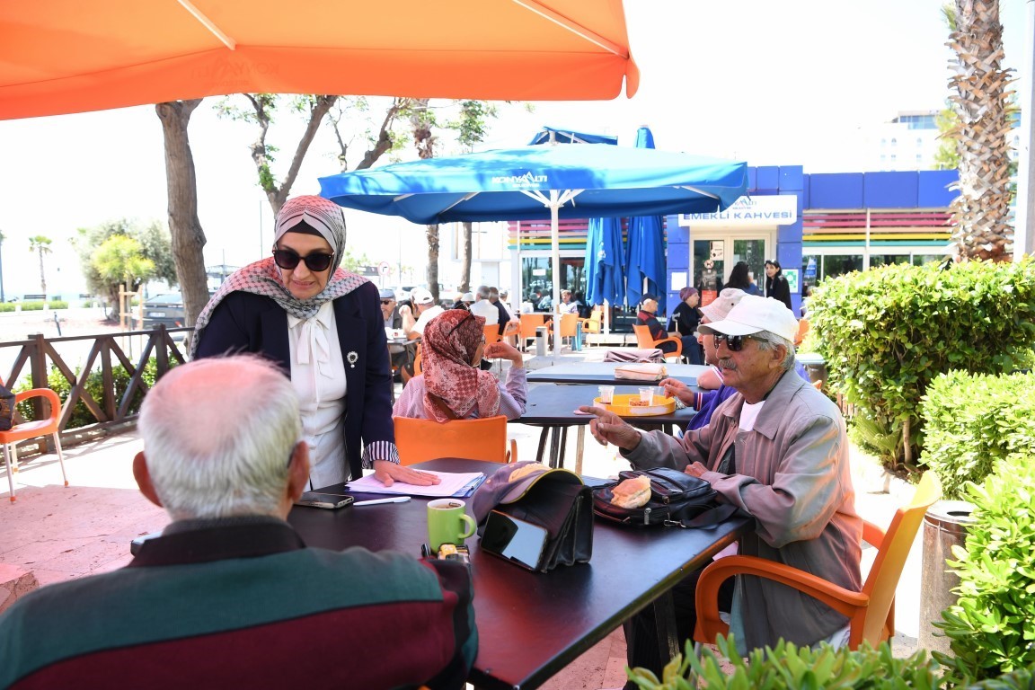 Konyaaltı Belediyesi Emekli Kahvelerinde vatandaşlarla bir araya geldi