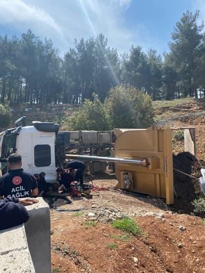 Yükünü boşaltırken devrilen kamyonun sürücüsü hayatını kaybetti
