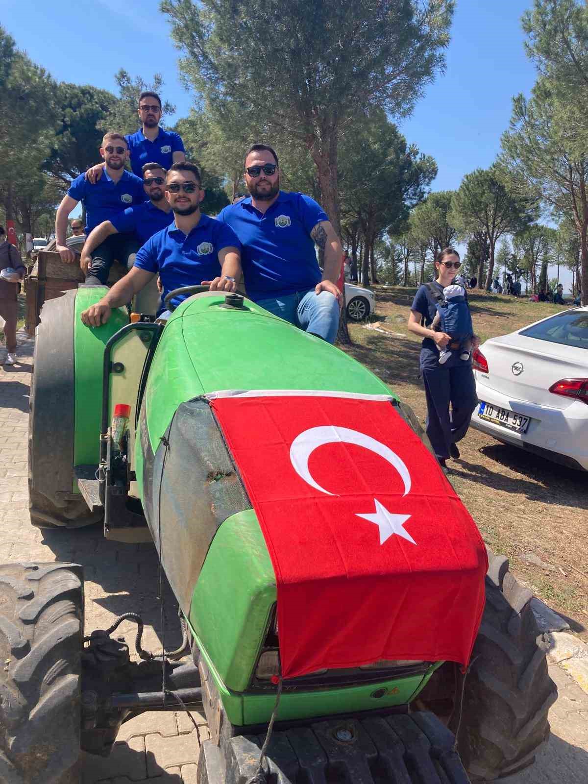 Ezine’de geleneksel çiftçi hayrı yoğun katılımla gerçekleşti